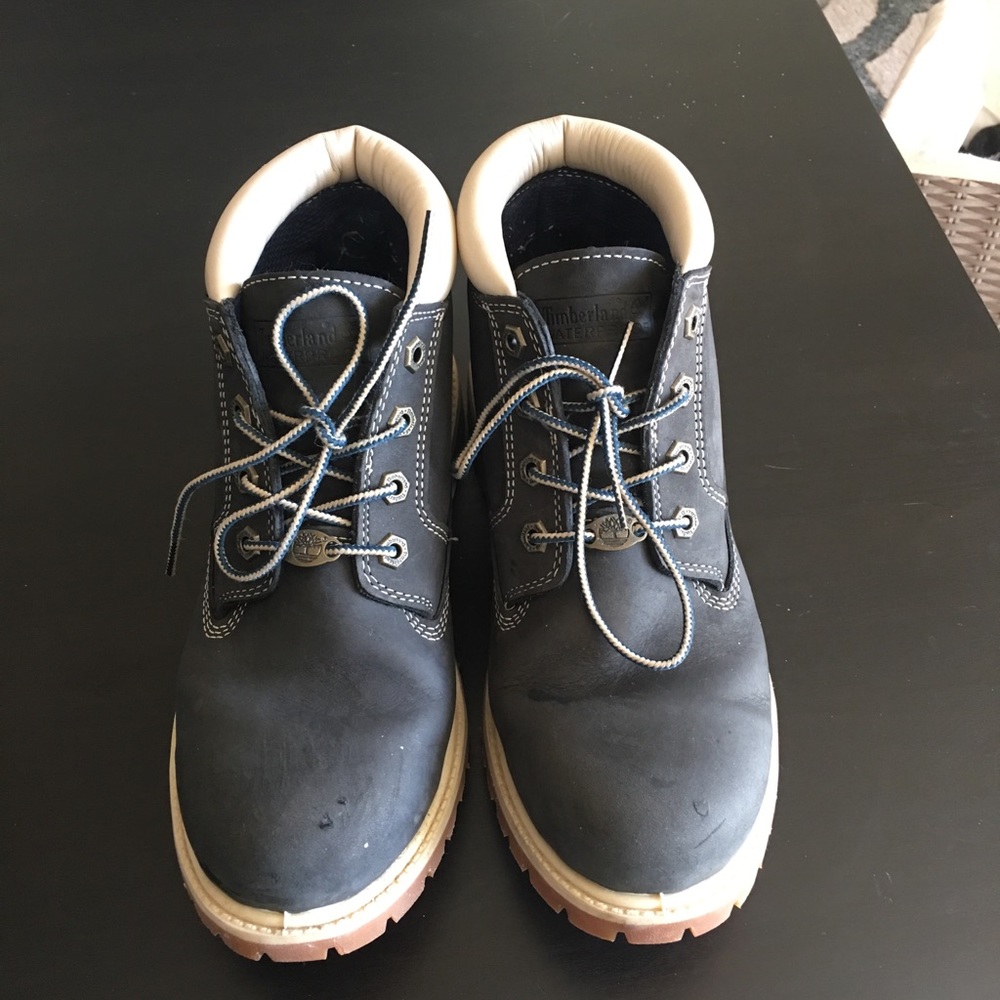 Timberlands **scratched in front size 9 WIDE